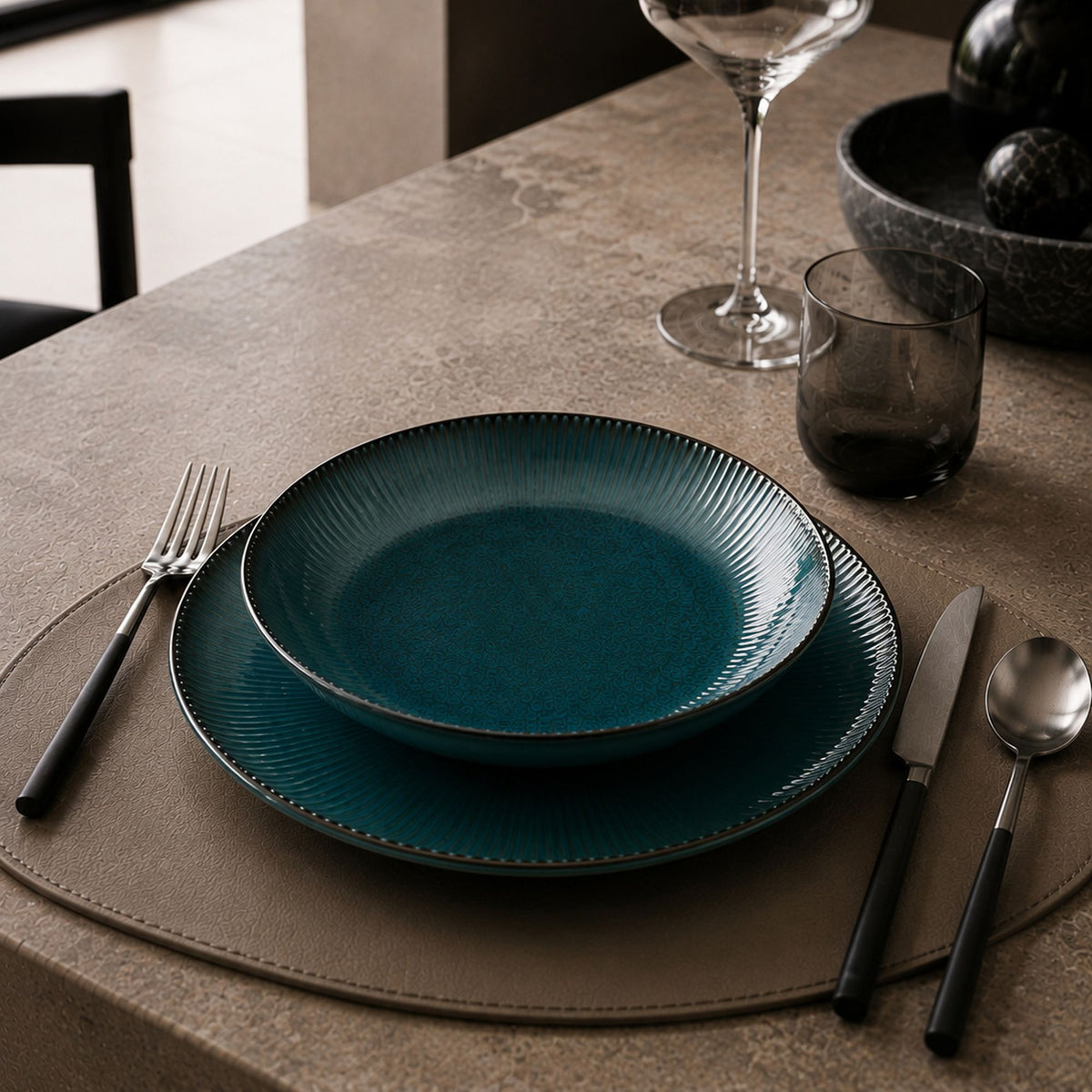Table dressée avec les pièces de la collection