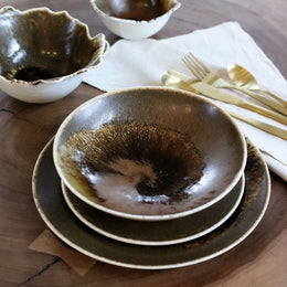 Gros plan sur une assiette creuse SATURNE en porcelaine marron de 21,5cm