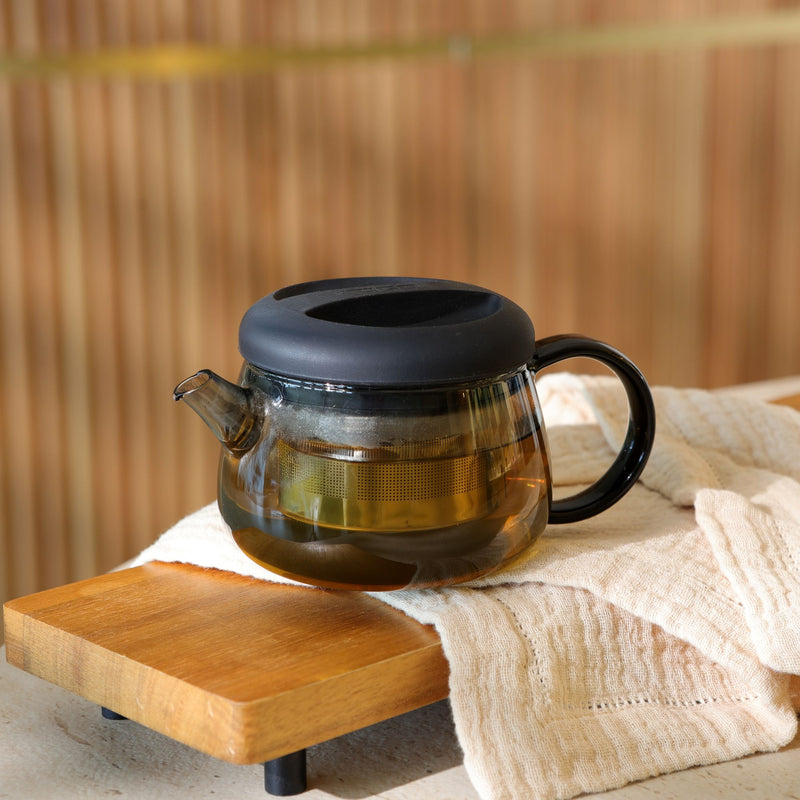 Théière en verre borosilicate avec infuseur en inox de 300ml, posée sur une table
