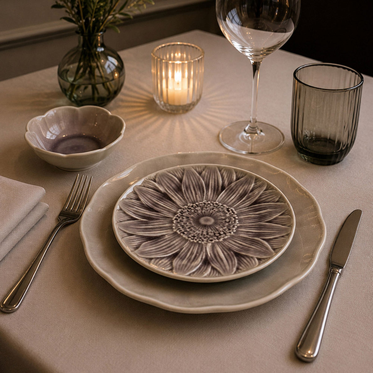 Table dressée avec les produits de la collection
