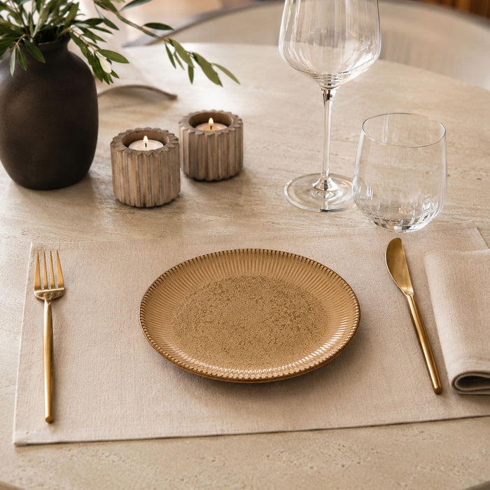 Table dressée avec assiettes dessert LUNEA marron conviviale