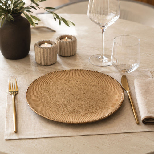 Table dressée avec assiettes plates LUNEA marron ambiance conviviale