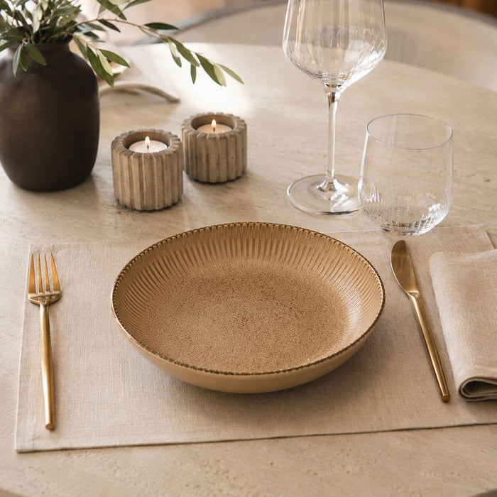 Table dressée avec assiettes creuses LUNEA marron chaleureuse