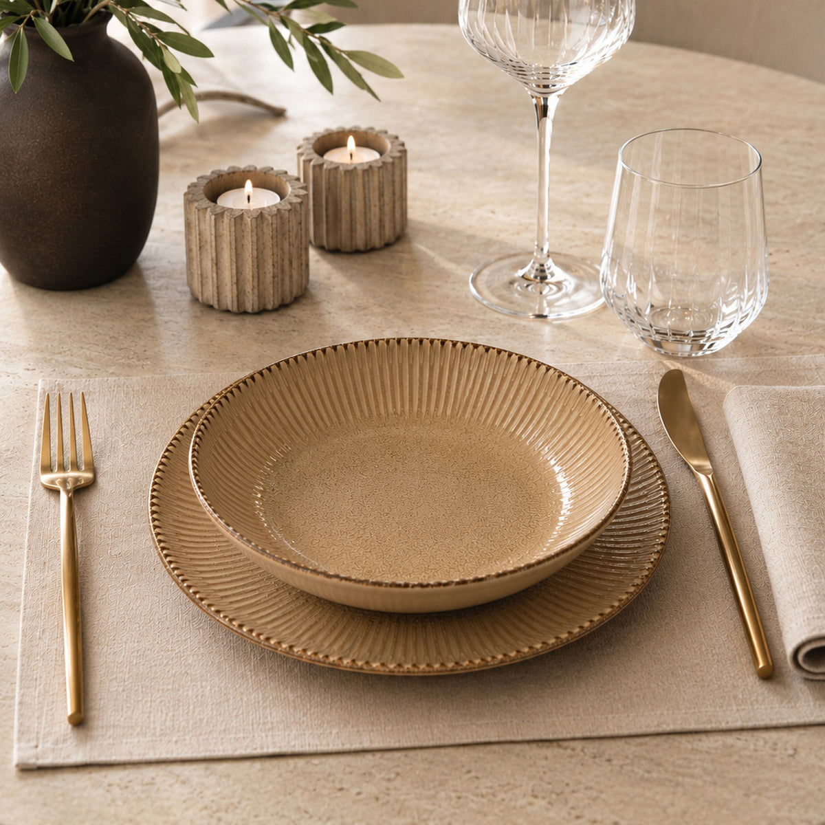 Table dressée avec assiettes creuses LUNEA marron ambiance chaleureuse