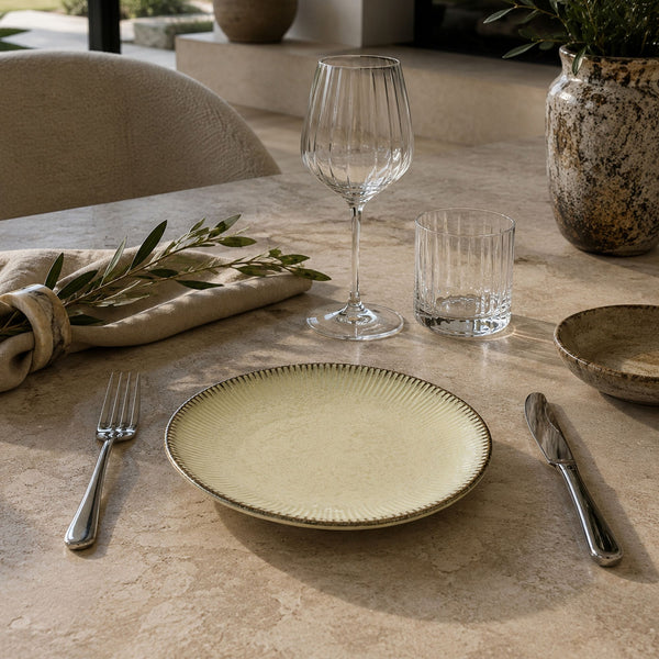 Table dressée avec assiettes dessert LUNEA beige chaleureuse