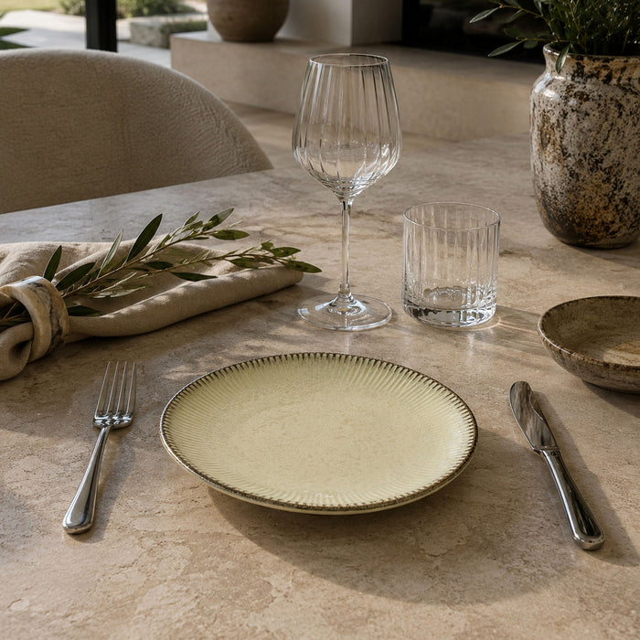 Table dressée avec assiettes dessert LUNEA beige chaleureuse