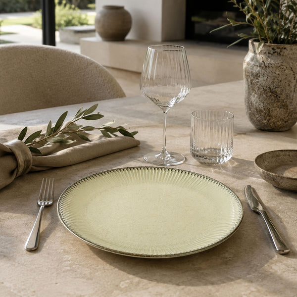 Table dressée avec assiettes plates LUNEA beige ambiance chaleureuse