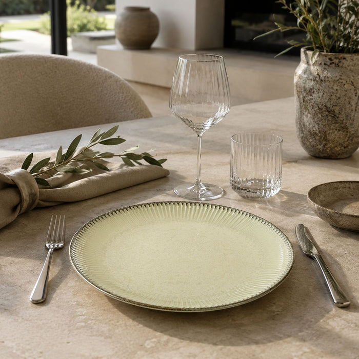 Table dressée avec assiettes plates LUNEA beige ambiance chaleureuse