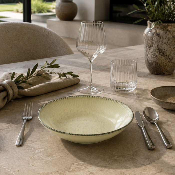 Table dressée avec assiettes creuses LUNEA beige chaleureuse