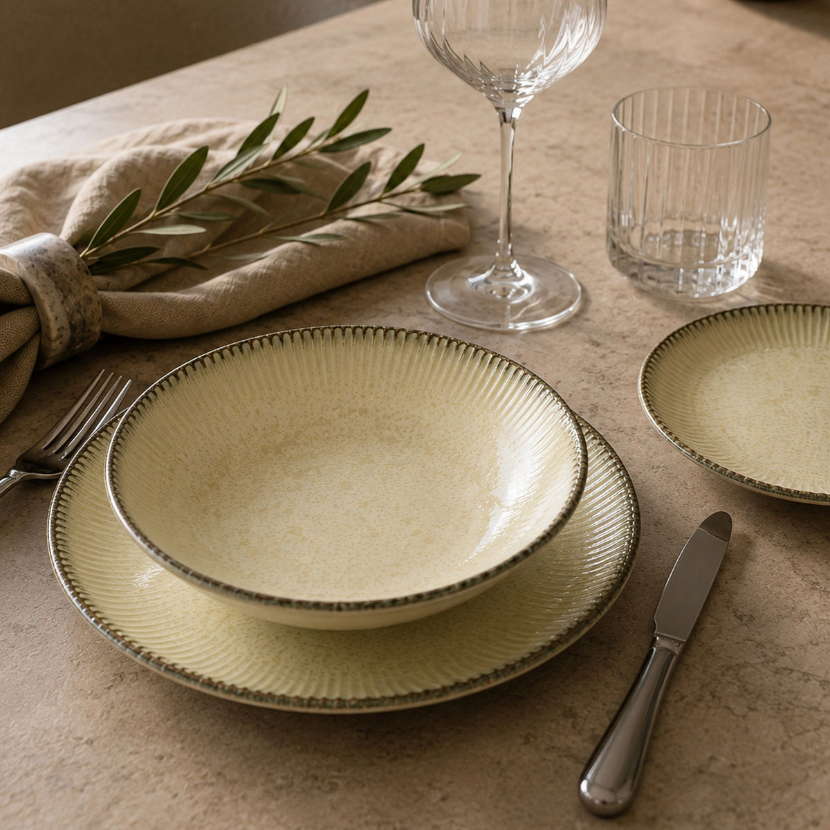 Table dressée dans un intérieur élégant